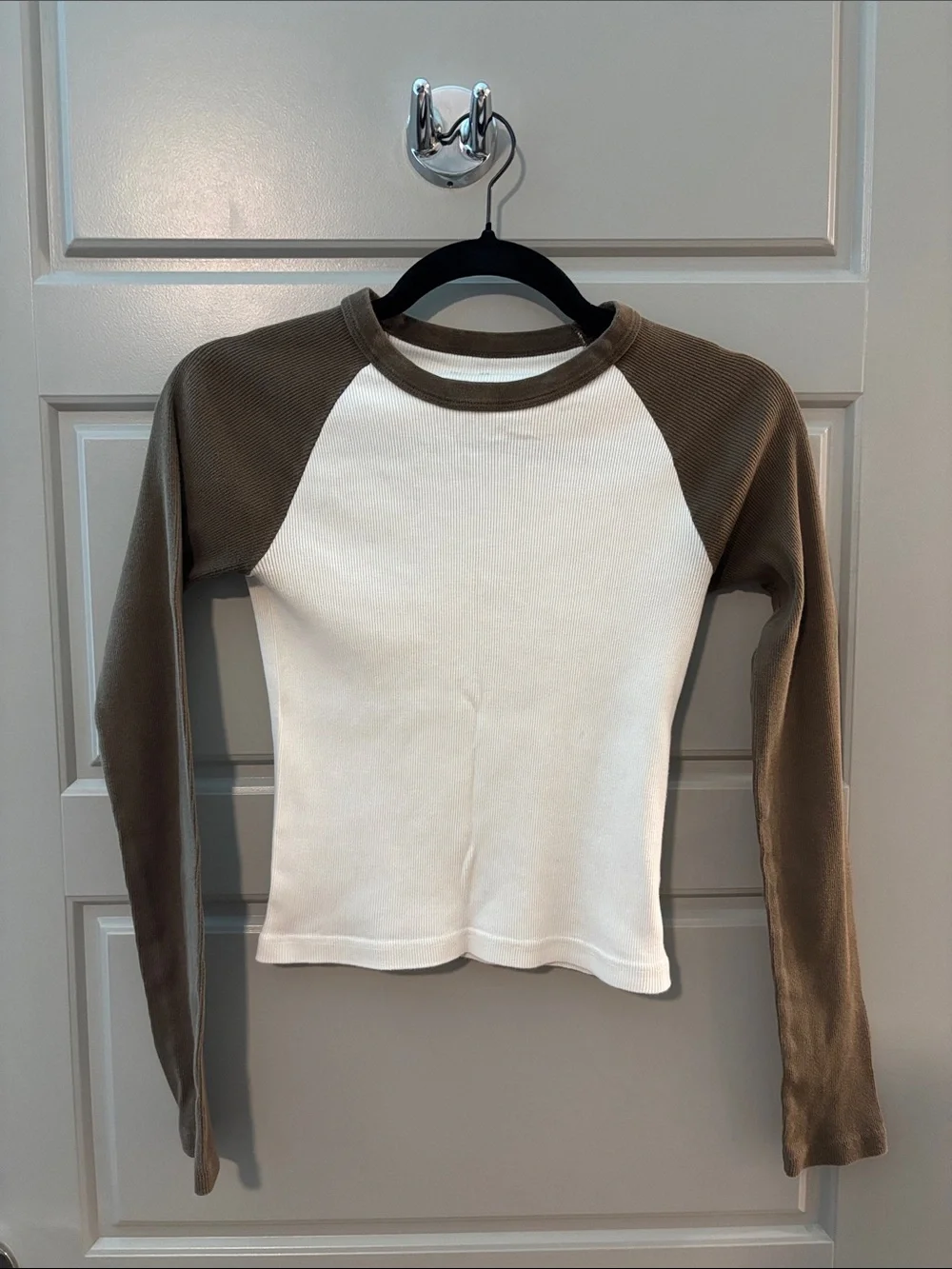 Brandy Melville White and Brown Raglan Long-Sleeve Tee